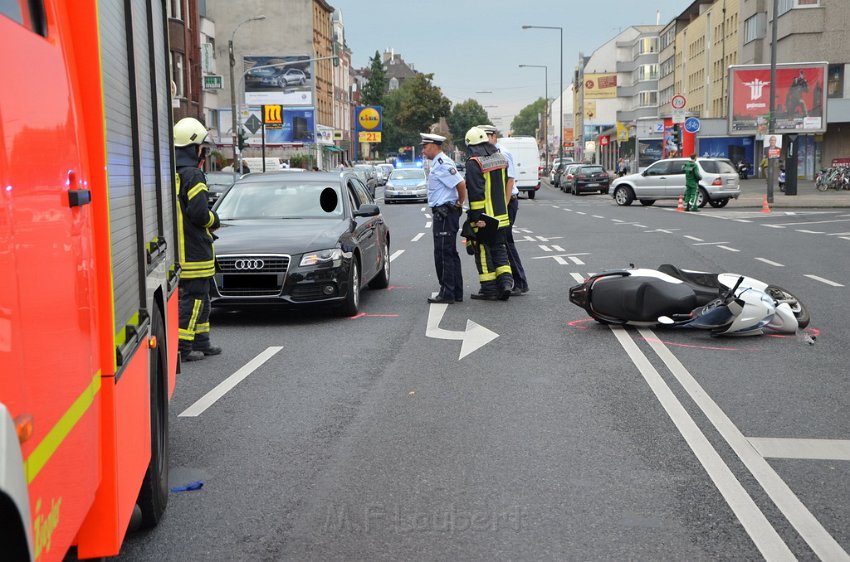 VU Roller PKW Koeln Bayenthal Bonnerstr P10.JPG